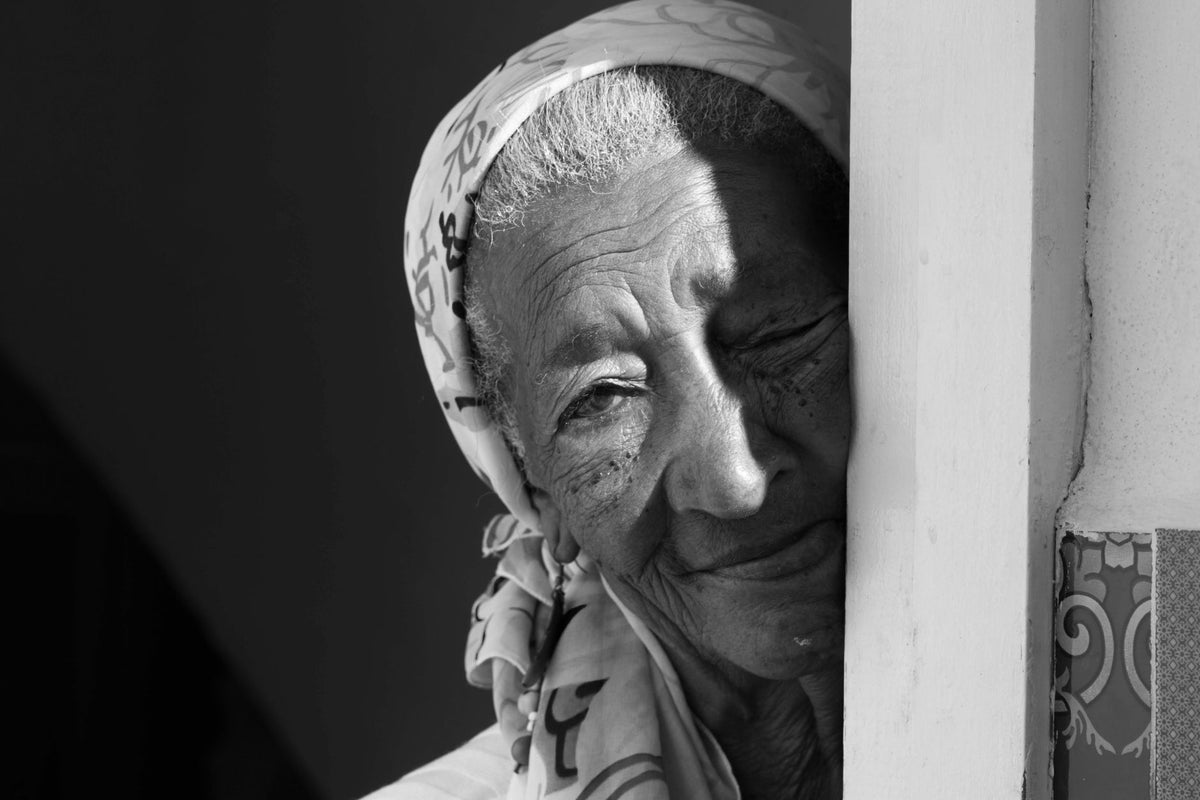 Tying a Headscarf That Stays Put Without Crushing Your Hair