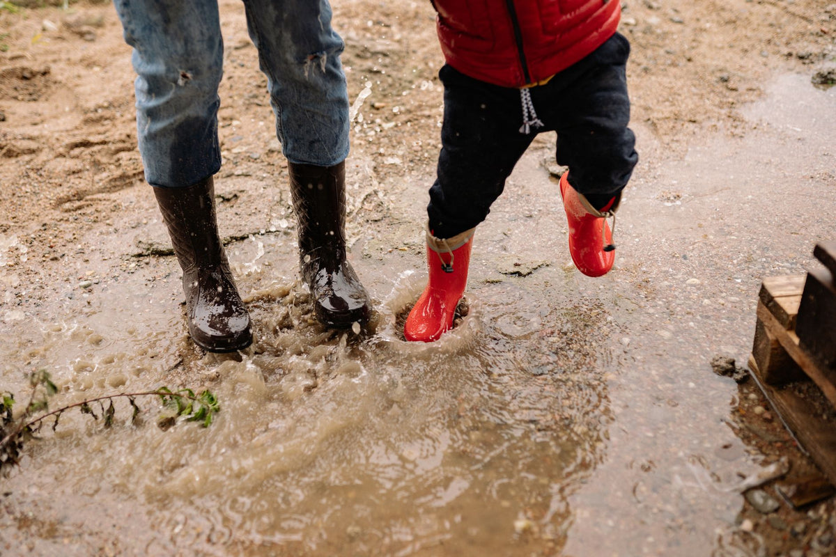 Rubber-Soled Boots That Won't Peel Off in Fall Rain