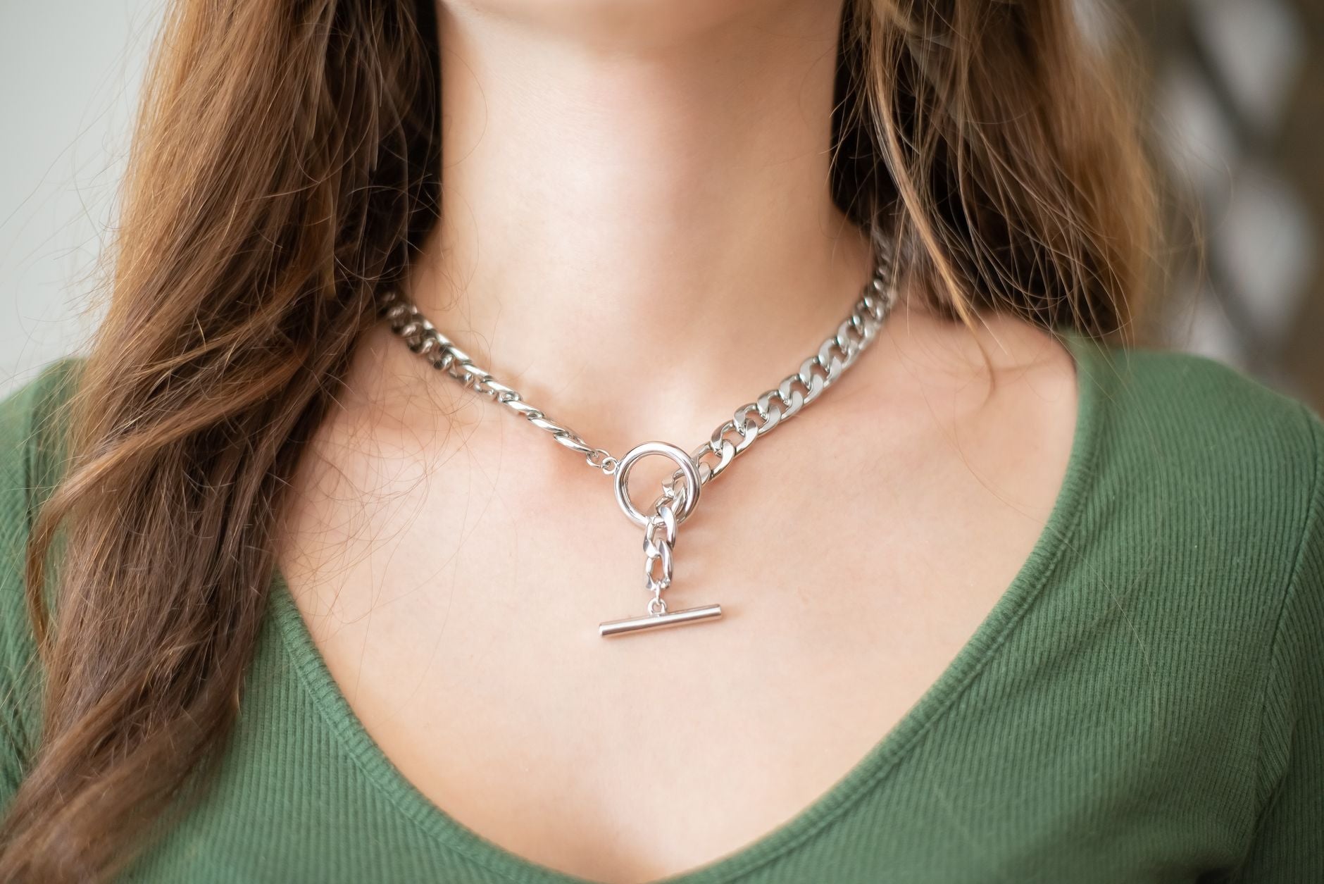 Cleaning Tarnished Silver Chains at Home Without Damaging the Finish