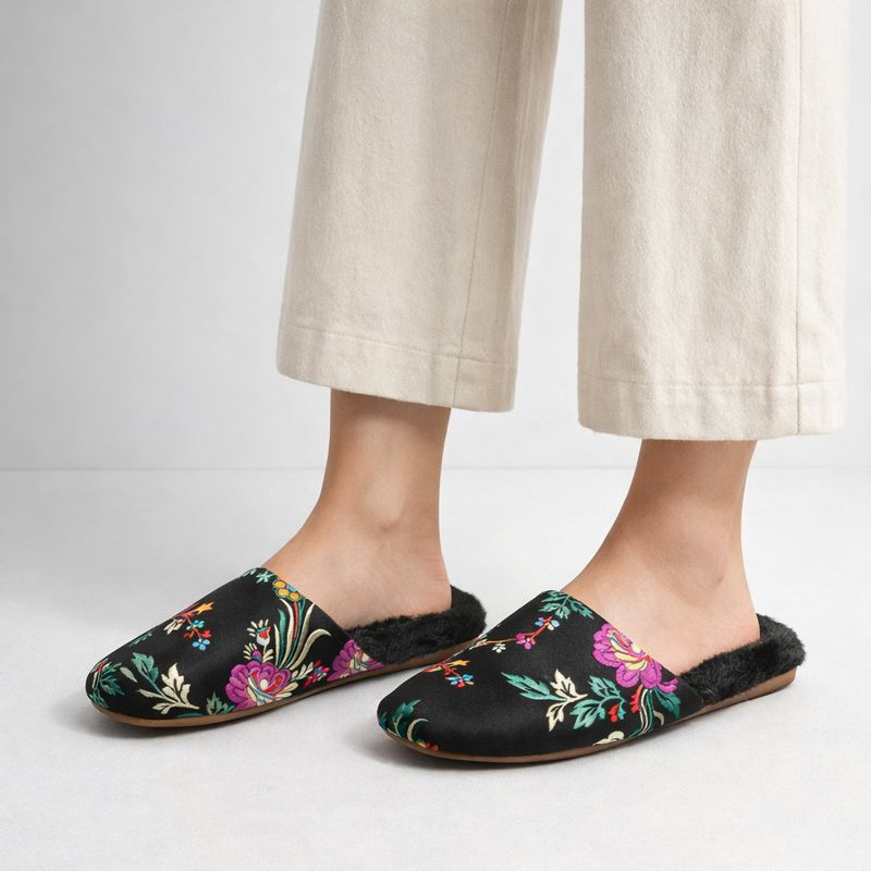 Women's floral shoes styled look — versatile — Liangshi Floral Slippers — Oscar Blackwood