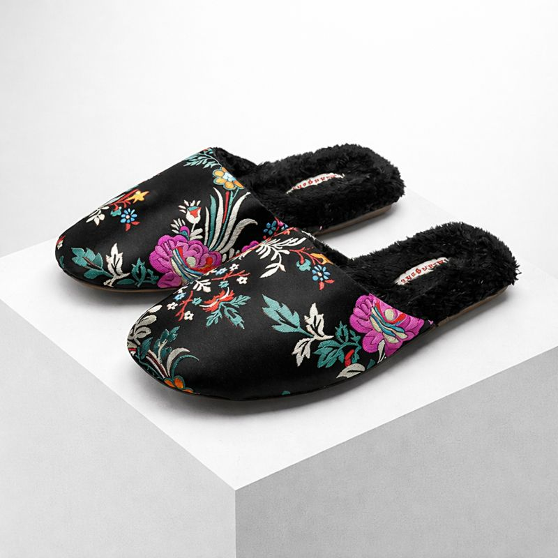 Women's floral shoes side view — versatile — Liangshi Floral Slippers — Oscar Blackwood
