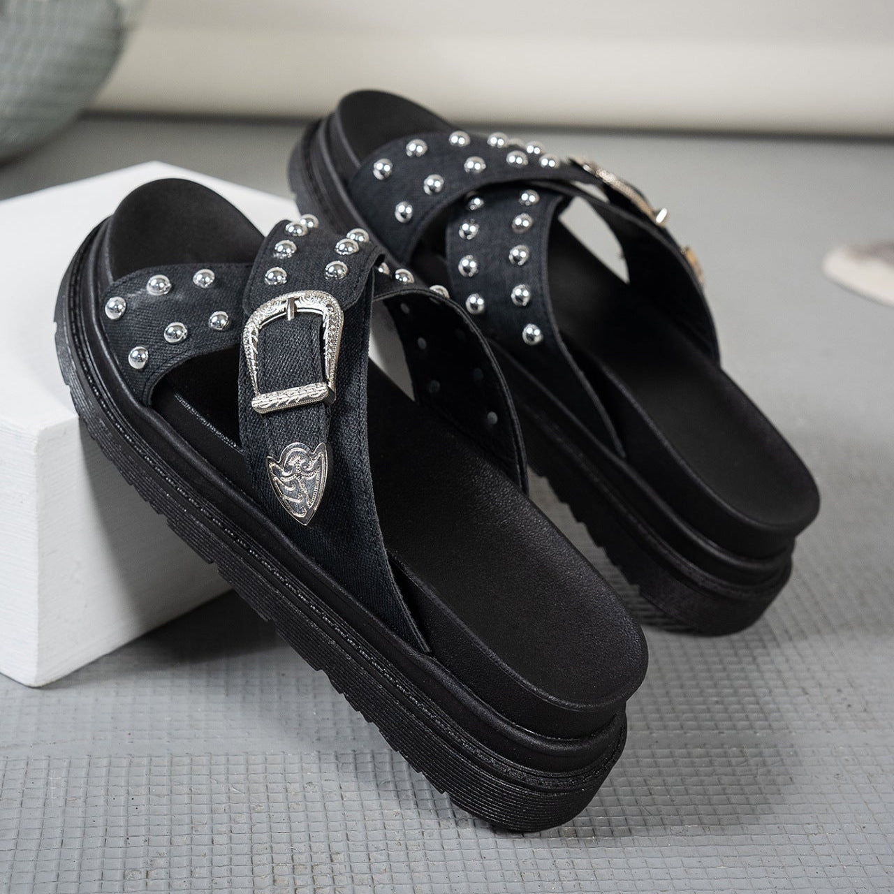 Women's sandals side view — versatile — Cindy Buckle Sandals for every occasion — Oscar Blackwood