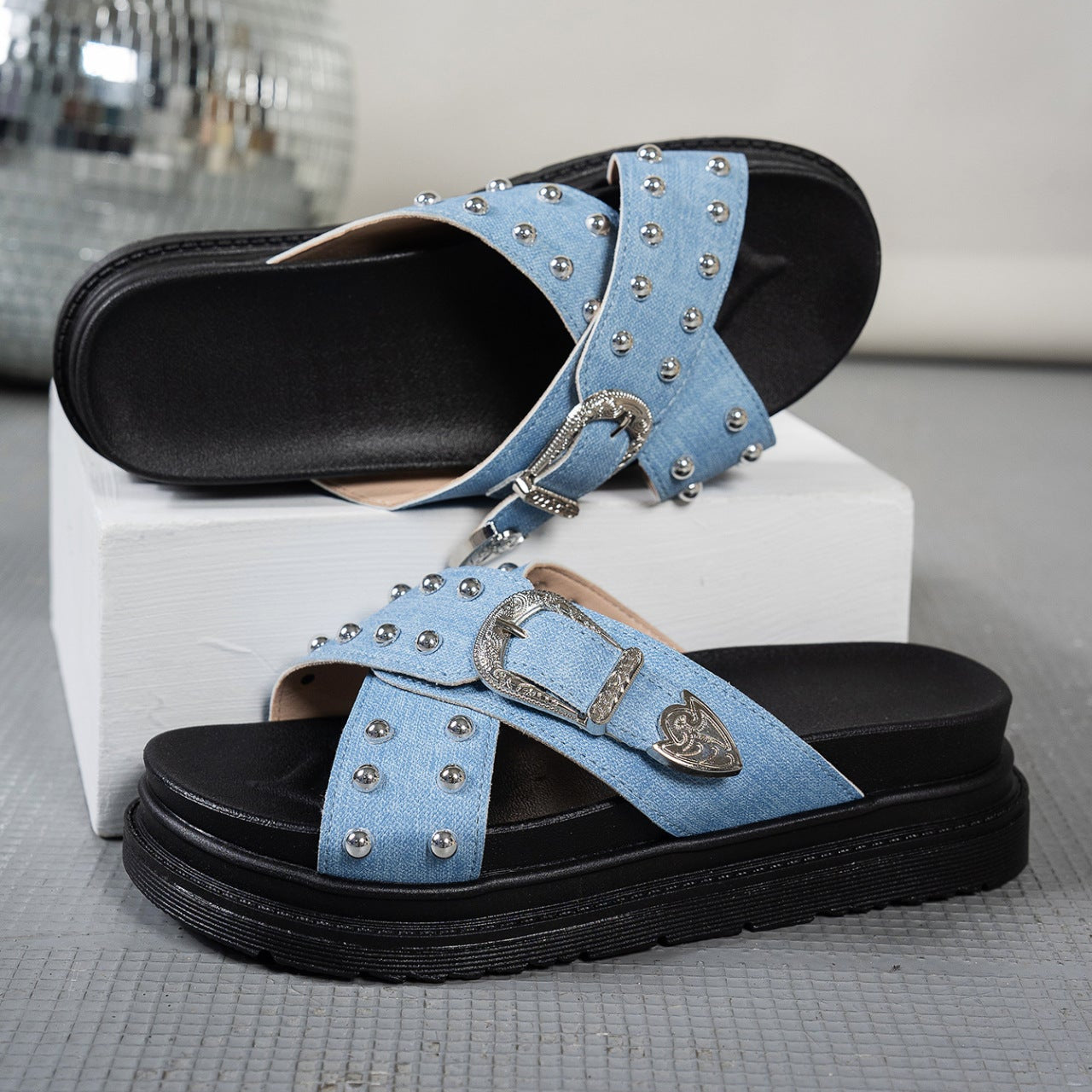 Women's sandals close-up — versatile — Cindy Buckle Sandals for every occasion — Oscar Blackwood
