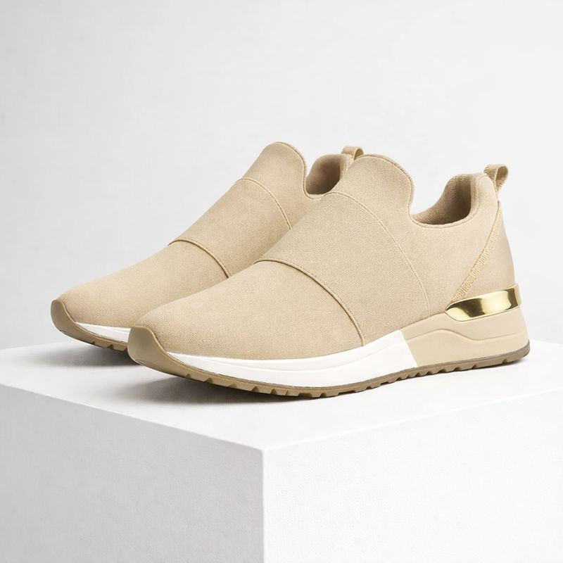 Women's beige lace sneakers styled look — casual — Altes Slip-On's — Oscar Blackwood